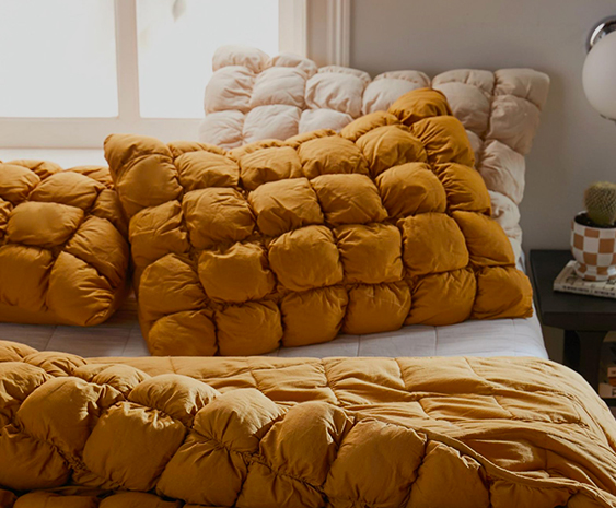 https://jp.urbanoutfitters.com/images/plp/toppers/1107/home/comforters-quilts.jpg